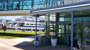 Un terminal traghetti con una moderna facciata in vetro e la scritta ben visibile 'Cape May Lewes Ferry'.