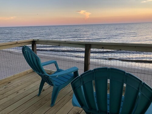 SUNSETS Couples families , Beach, deck, screen porch BBQ WiFi bch tags, dogs ok