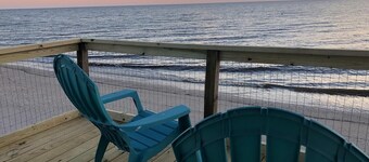 SUNSETS Couples families , Beach, deck, screen porch BBQ WiFi bch tags, dogs ok