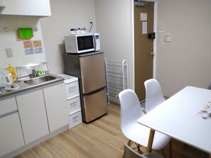 Réfrigérateur, micro-ondes, plaque de cuisson, bouilloire électrique
