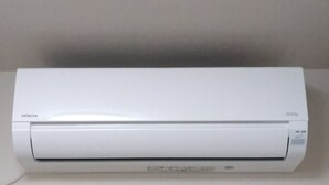 Un equipo de aire acondicionado blanco con el nombre de marca "HITACHI" y el modelo "ECO".