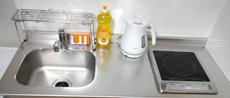 Réfrigérateur, micro-ondes, plaque de cuisson, bouilloire électrique