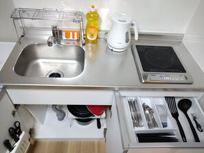 Réfrigérateur, micro-ondes, plaque de cuisson, bouilloire électrique