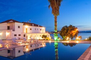 Seasonal outdoor pool, free pool cabanas, pool umbrellas - Marin Yalıkavak Hotel (Bodrum)
