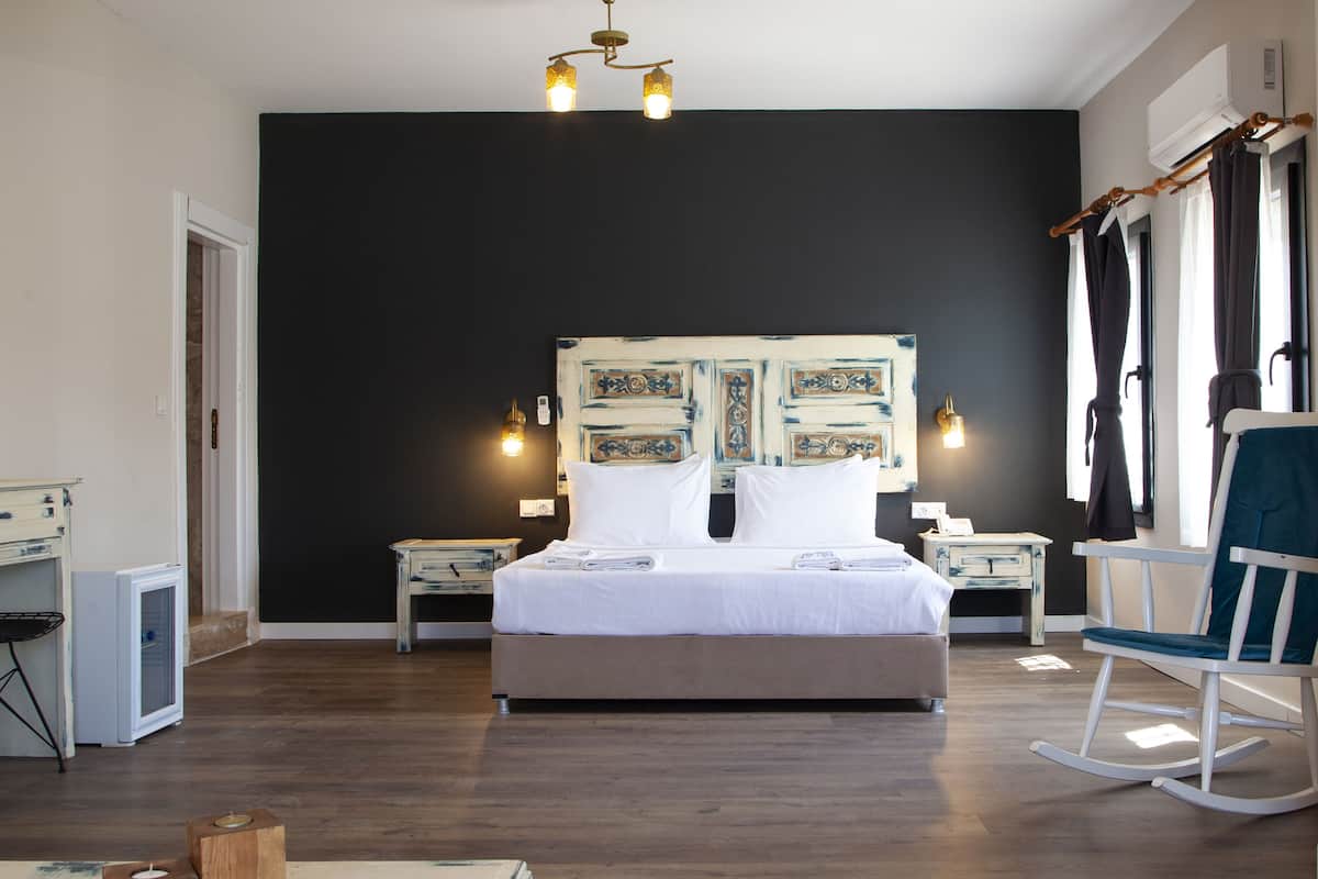 Suite | 1 bedroom, desk, laptop workspace, free WiFi