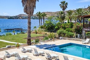 Seasonal outdoor pool, free pool cabanas, pool umbrellas - Marin Yalıkavak Hotel (Bodrum)