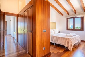 4 Schlafzimmer, Bügeleisen/Bügelbrett, Reisekinderbett, kostenloses WLAN
