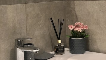 Een haardroger, handdoeken