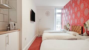 Standard Apartment, 3 Bedrooms | Desk, free WiFi, bed sheets