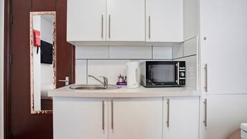 Standard Studio, 1 Double Bed | 3 bedrooms, desk, free WiFi, bed sheets