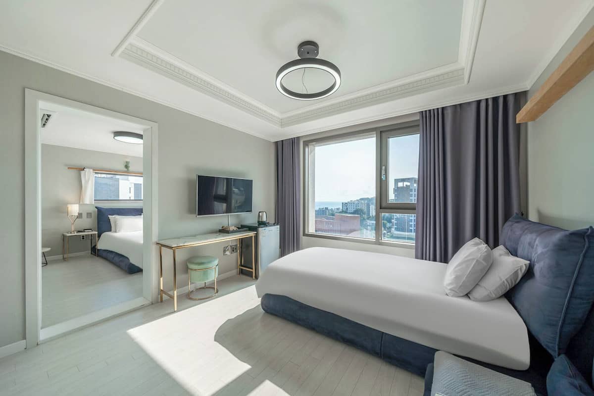 Suite familiar, Terraza, vista al océano | Ropa de cama de alta calidad, edredón y cortinas blackout