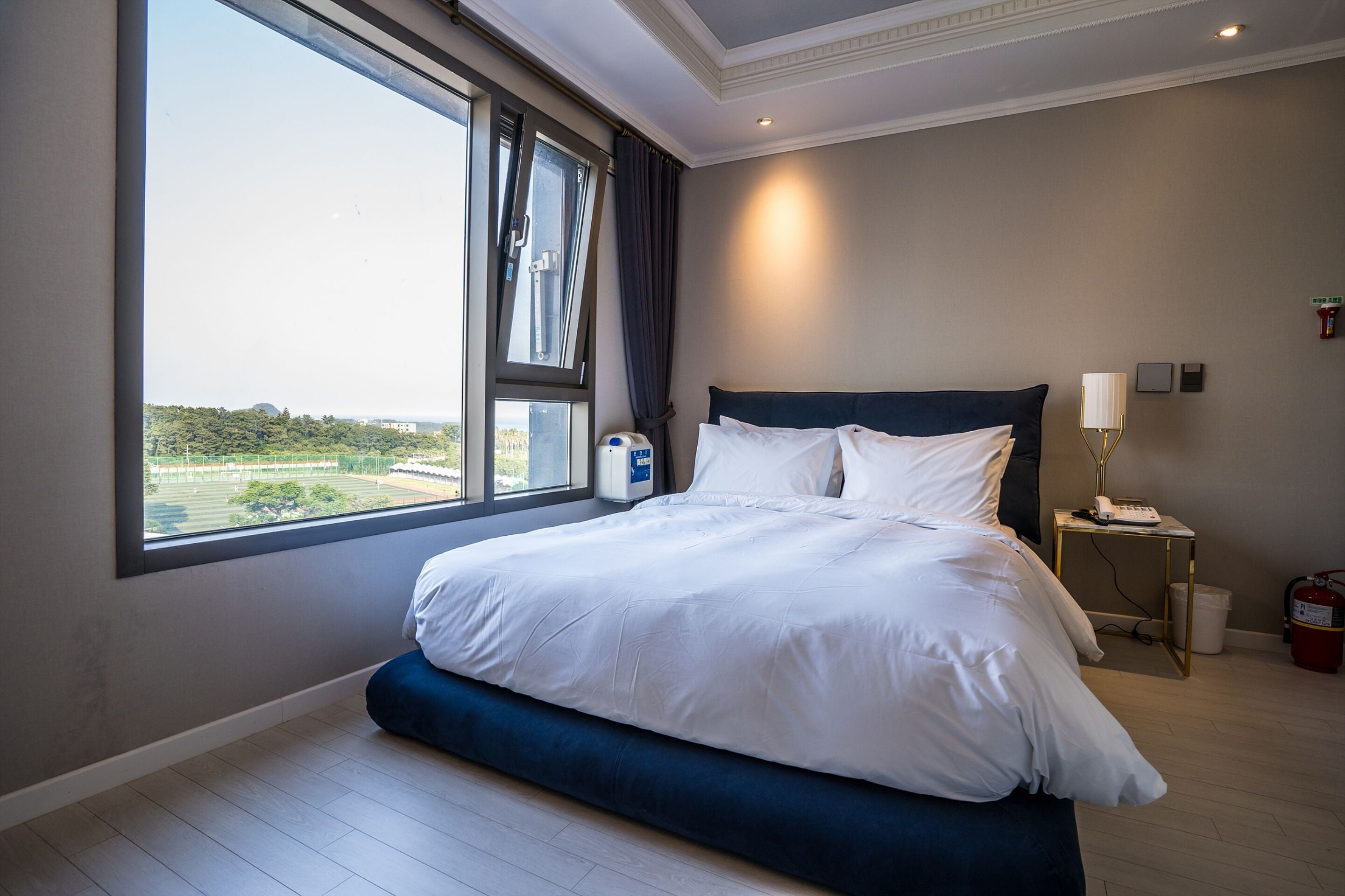 高級寝具、羽毛の掛け布団、遮光カーテン、防音設備