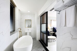 Familiesuite - terrasse - havudsigt | Badeværelse | Gratis toiletartikler, hårtørrer, hjemmesko, håndklæder