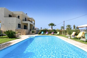 Seasonal outdoor pool - Villa Selena - Lux 4BD Residence (Chania)