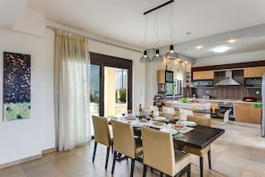 Deluxe-villa - 4 soveværelser - havudsigt | Privat køkken | Køleskab/fryser i fuld størrelse, mikrobølgeovn, ovn, kogeplade