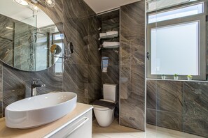 Departamento Deluxe | Baño | Secadora de cabello, toallas, jabón, shampoo 
