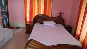4 bedrooms, in-room safe, iron/ironing board, WiFi