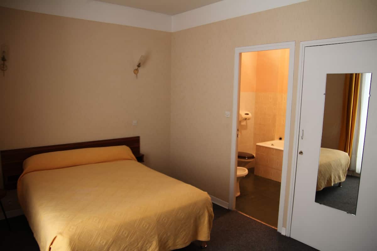 Standard Double Room | Peralatan tempat tidur premium, meja, langsir/tirai gelap terus