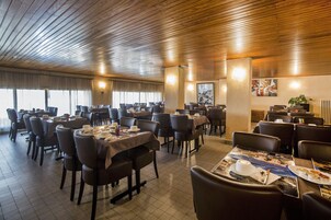 Desayuno continental diario (EUR 7 por persona)