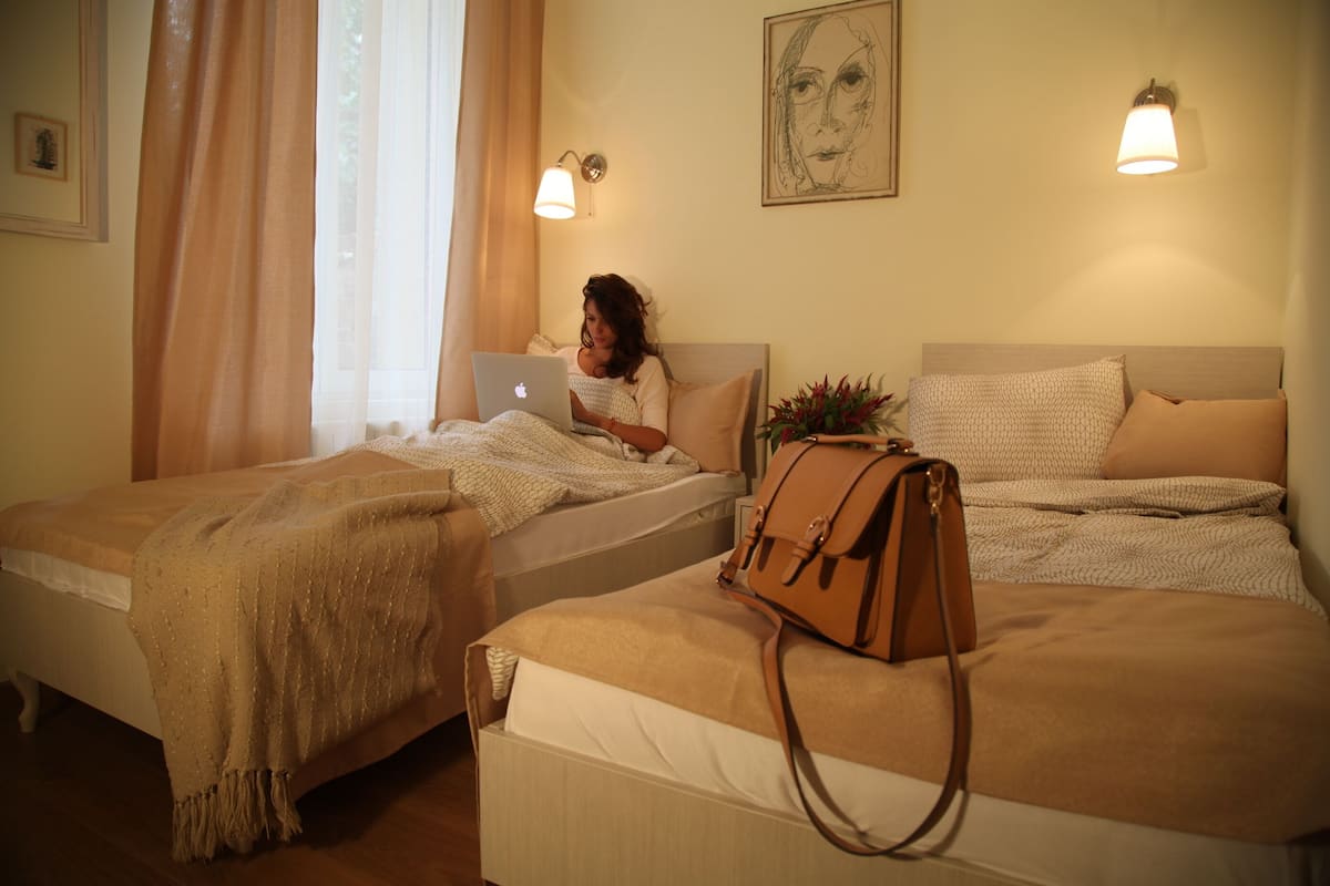 Chambre supérieure avec lits jumeaux | Minibar, bureau, espace de travail pour ordinateurs portables