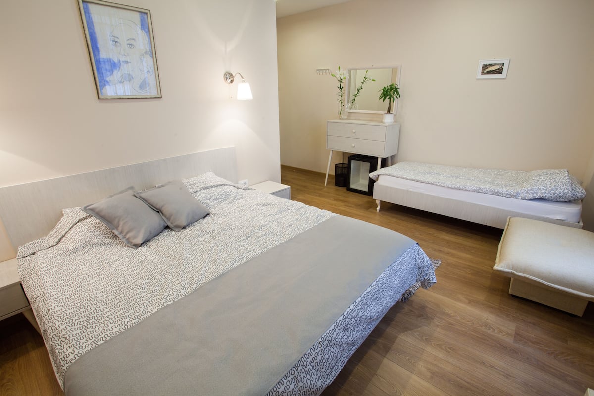 Chambre triple Deluxe | Minibar, bureau, espace de travail pour ordinateurs portables