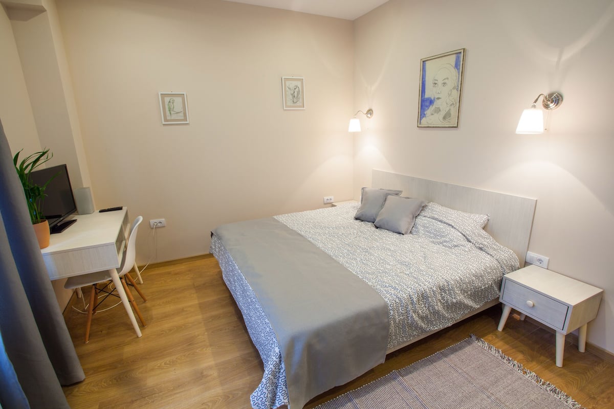 Minibar, bureau, espace de travail pour ordinateurs portables