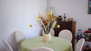 Living room - Our Jewelry Neos Kosmos 8ppl 3 min subway (Athens)