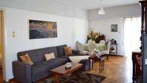 Living area - Our Jewelry Neos Kosmos 8ppl 3 min subway (Athens)