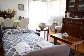 อพาร์ทเมนท์, 2 ห้องนอน | ห้องนั่งเล่น | ทีวีจอแบน