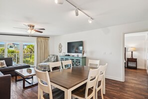 Condo, 2 phòng ngủ | Khu ăn uống
