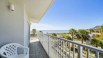 Condo, 2 Bedrooms | Property grounds