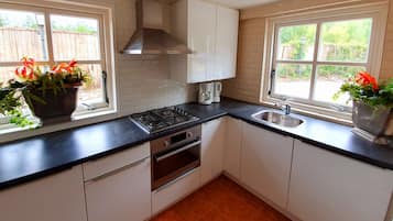 Apartament (Gezinskamer) | Cuina privada | Frigorífic, microones, forn i placa de cuina