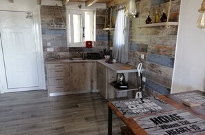 Refrigerador, parrilla de estufa, tetera eléctrica y tostadora 