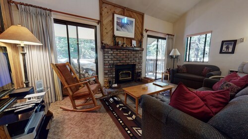 Hidden Valley 104 Convenient and Cozy, Short walk to The Village Gondola by RedAwning