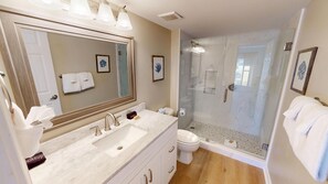 Studio | Badezimmer | Duschwanne, Handtücher