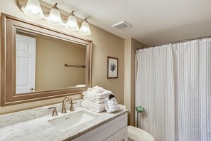 Studio | Badkamer | Een bad/douchecombinatie, handdoeken