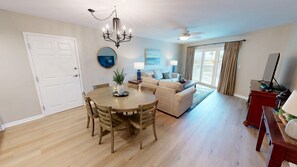 Condo, 2 chambres | Aire de séjour