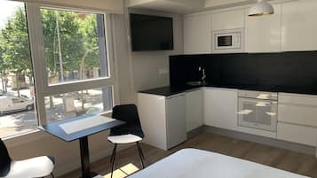 1 chambre, ameublement personnalisé, bureau