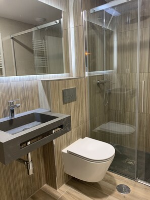 Suite, Terrace | Bathroom | Shower, hair dryer, towels, soap - Aparthotel  Essenzia de Castilla (Aranda de Duero)