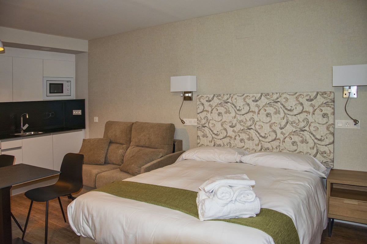 Apartment | 1 bedroom, desk, laptop workspace, soundproofing