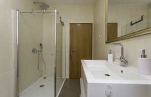ヴィラ プライベートプール | バスルーム | ヘアドライヤー、タオル、石鹸、トイレットペーパー