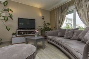 Villa, Private Pool | Living area | Flat-screen TV - Villa Barbarossa (Kastela)