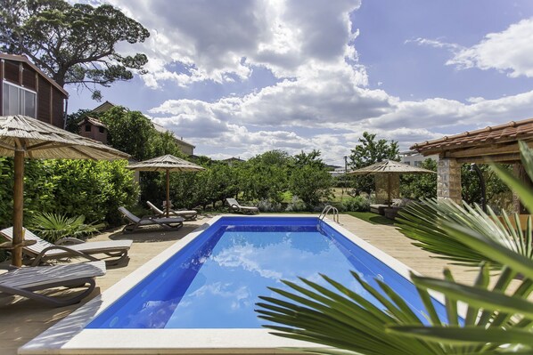 Outdoor pool, pool umbrellas, pool loungers - Villa Barbarossa (Kastela)