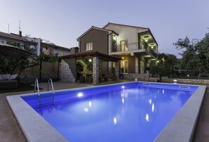 Outdoor pool, pool umbrellas, sun loungers - Villa Barbarossa (Kastela)