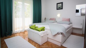 1 bedroom, iron/ironing board, internet, bed sheets - Apartments and rooms Biserka, (16177), Palit, hr (Palit)