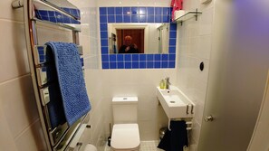 獨棟房屋 | 浴室 | 淋浴設備、全浸式浴缸、吹風機、毛巾