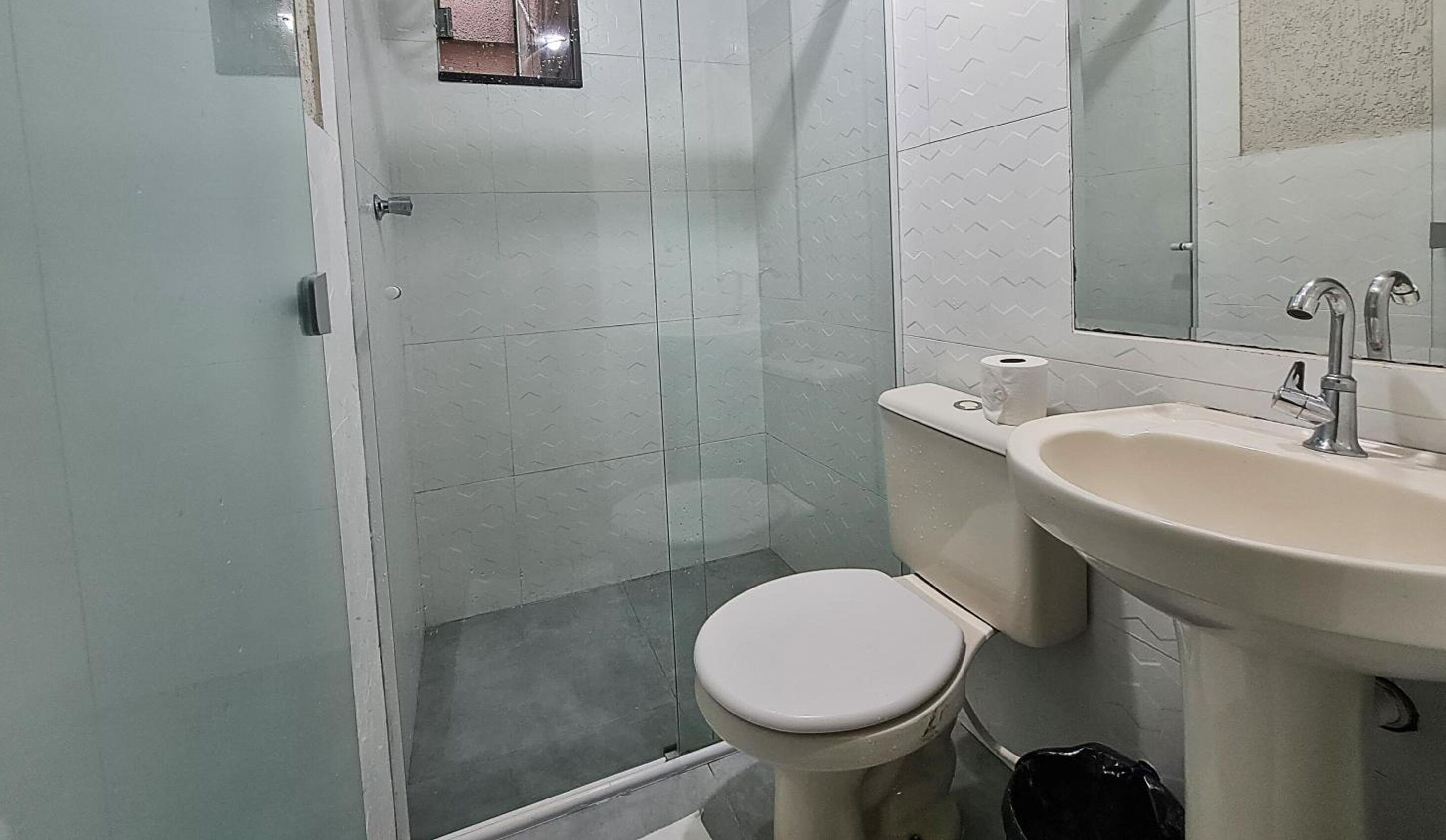 Chuveiro, toalhas de banho, sabonete 