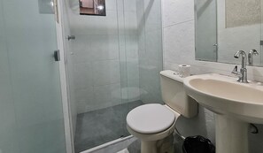 Shower, towels, soap - Hotel Supreme (Taguatinga)