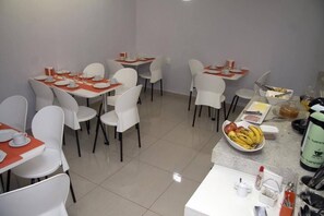Free daily continental breakfast - Hotel Supreme (Taguatinga)