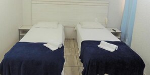 Frigobar, escrivaninha, cortinas blackout, ferros/tábuas de passar roupa